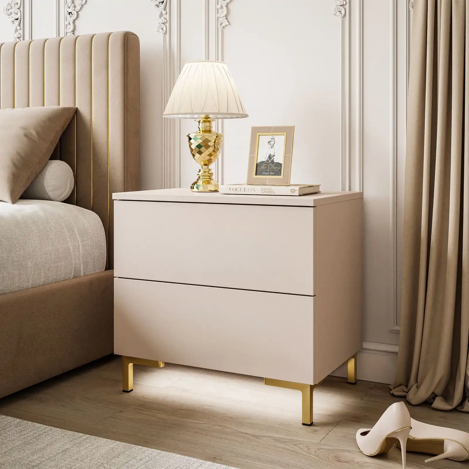 Naktinis staliukas LINA su kašmyro spalvos LED apšvietimu ir dviem stalčiais, elegantiškas ir šiuolaikiškas dizainas. Galimybė pasirinkti kojelių spalvą, kad puikiai derėtų prie interjero.
