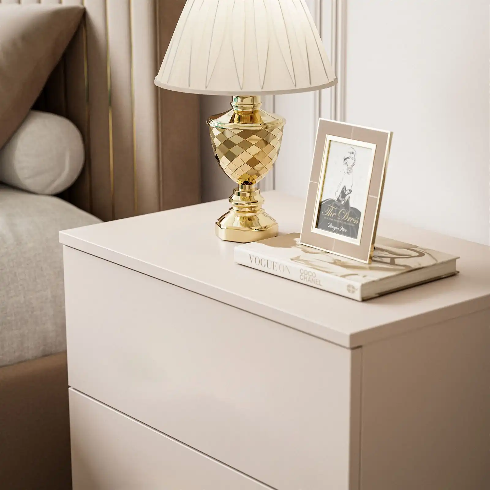 Naktinis staliukas LINA su kašmyro spalvos LED apšvietimu ir dviem stalčiais, elegantiškas ir šiuolaikiškas dizainas. Galimybė pasirinkti kojelių spalvą, kad puikiai derėtų prie interjero.