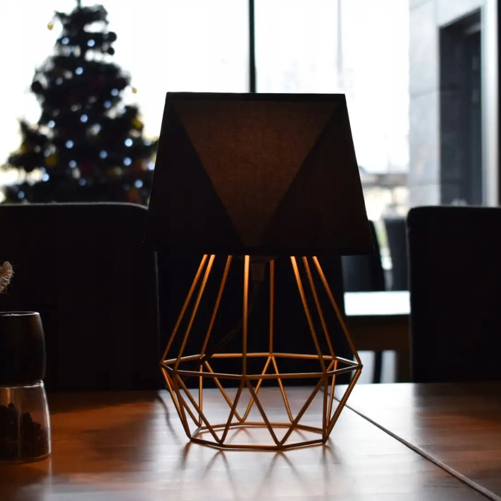 Naktinio stiliaus šviestuvas LOFT suteikia galimybę kurti individualų interjero įvaizdį.  Jis puikiai įsilies į bet kokį interjerą.