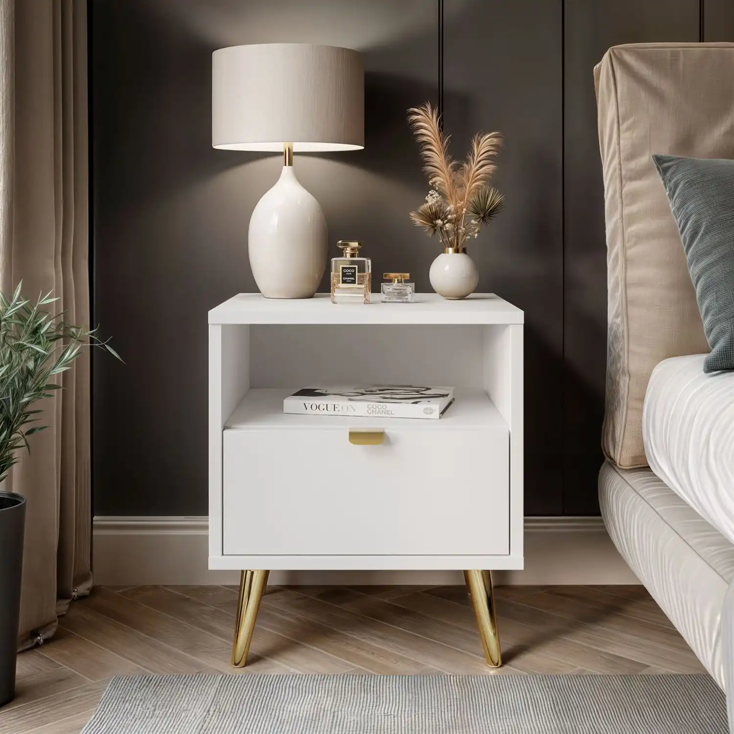 Baltas ALDO naktinis staliukas su vienu stalčiumi ir atvira lentyna.