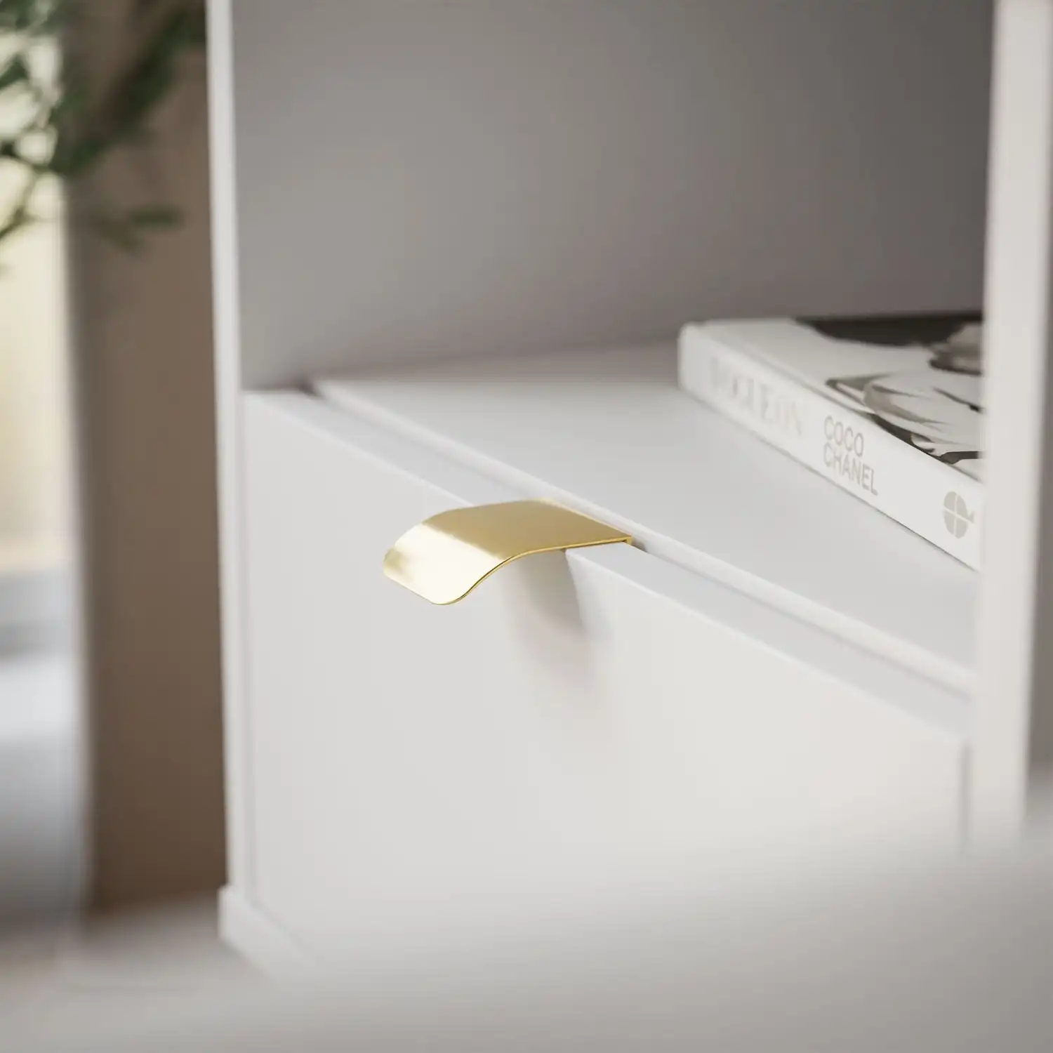 ALDO naktinis staliukas su LED apšvietimu auksiniais arnamentais Baltas ALDO staliukas su subtiliomis auksinėmis detalėmis ir moderniu dizainu.