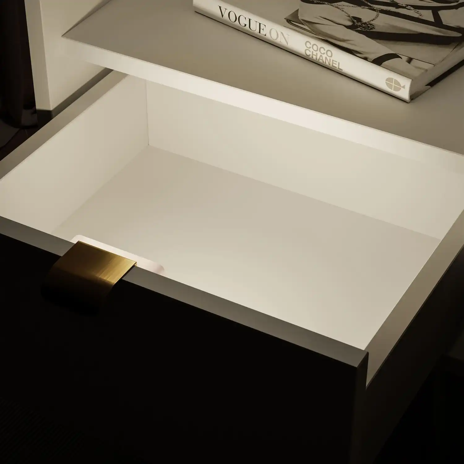 ALDO naktinis staliukas su LED apšvietimu Modernus baltas ALDO staliukas su įmontuotu LED apšvietimu stalčiuje.