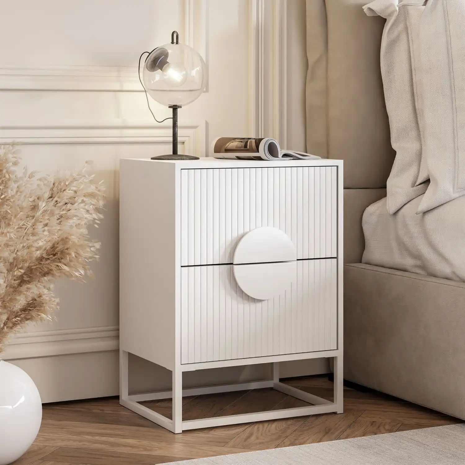 Arti parodytas LUNO grioveliuotas fasadas ir didelė apvali rankena centre.