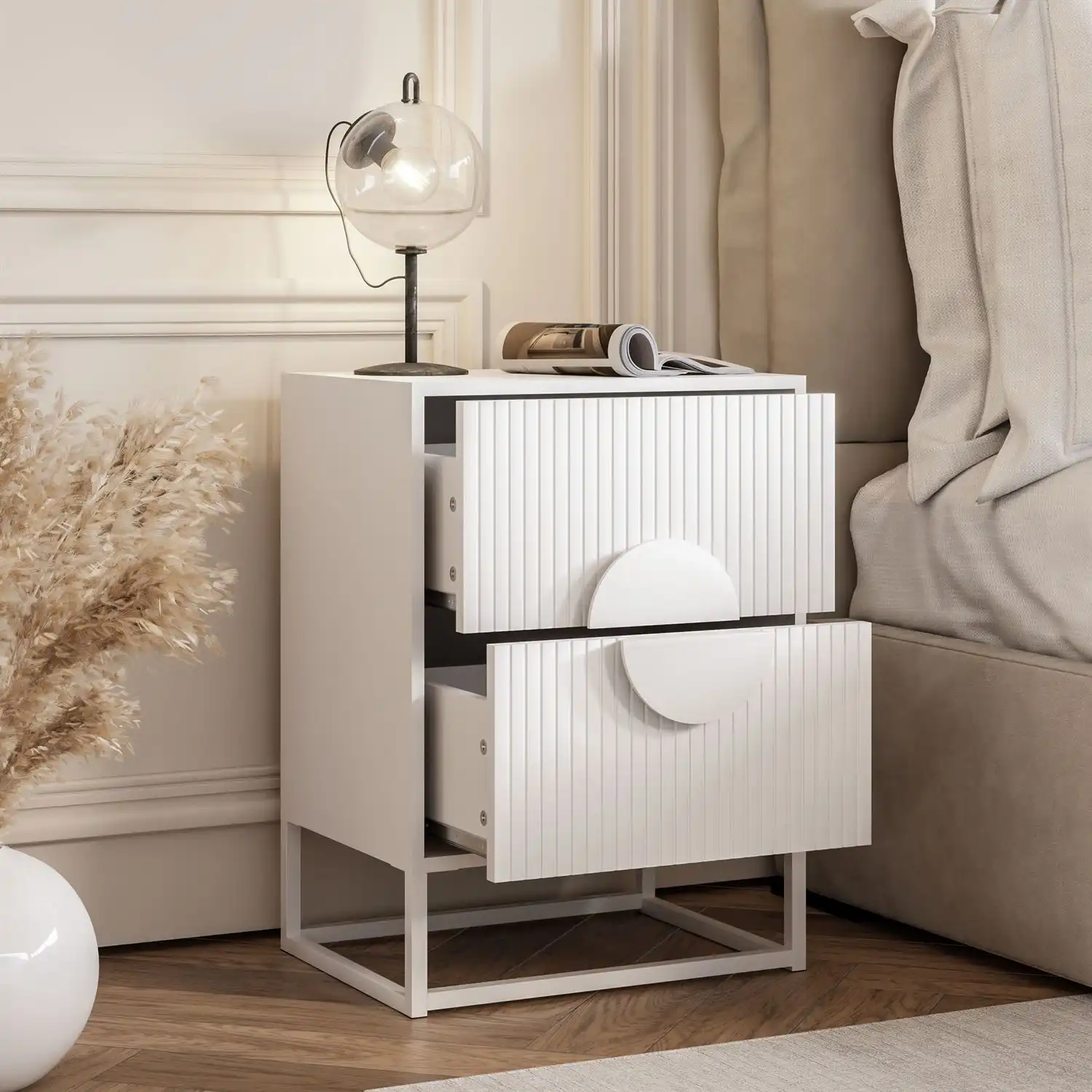 LUNO naktinis staliukas Baltos spalvos LUNO naktinis staliukas šiuolaikiniame miegamajame su minimalistiniu dekoru.