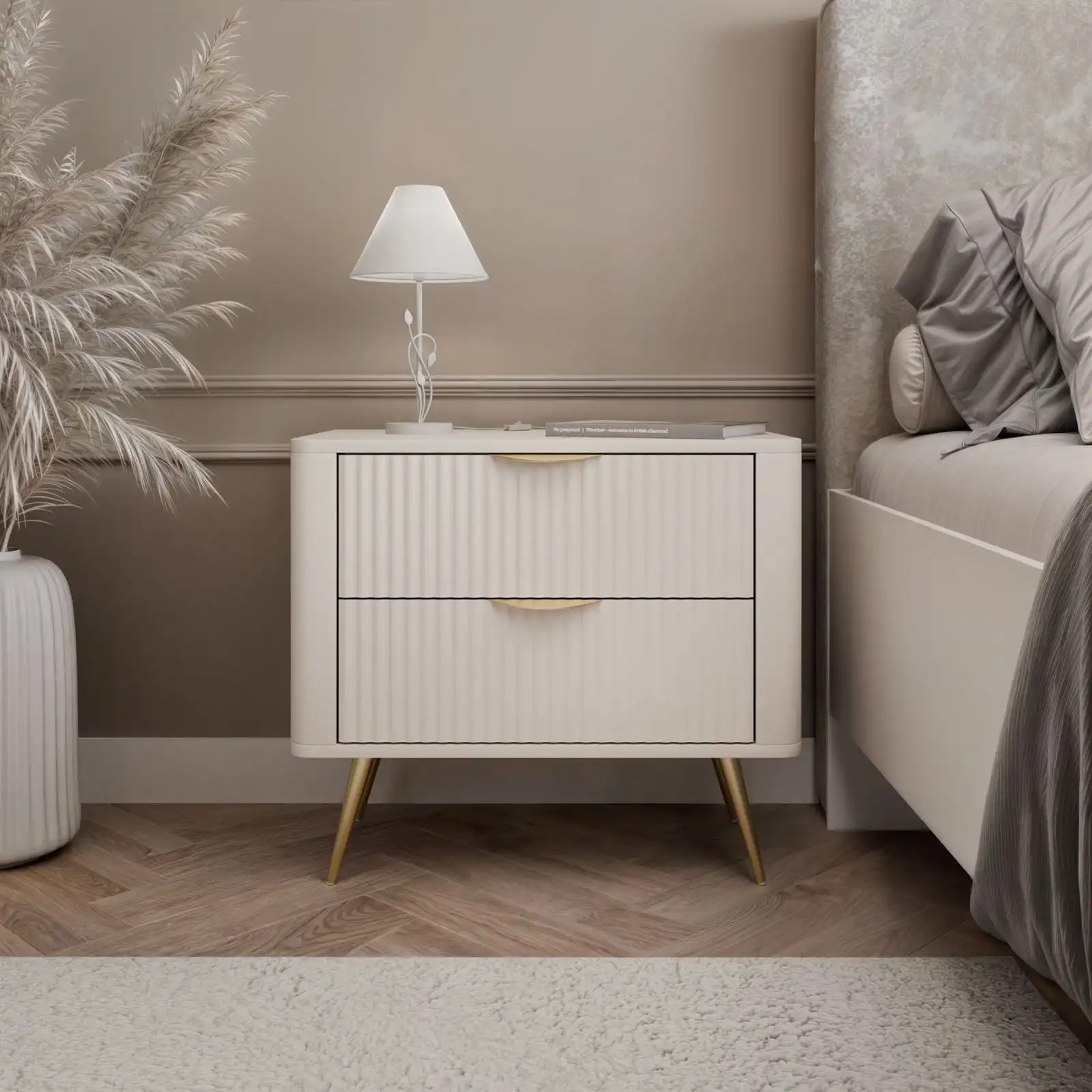 Arti parodytos SCARLETT smėlio staliuko auksinės rankenos ir subtilūs užapvalinti kraštai.