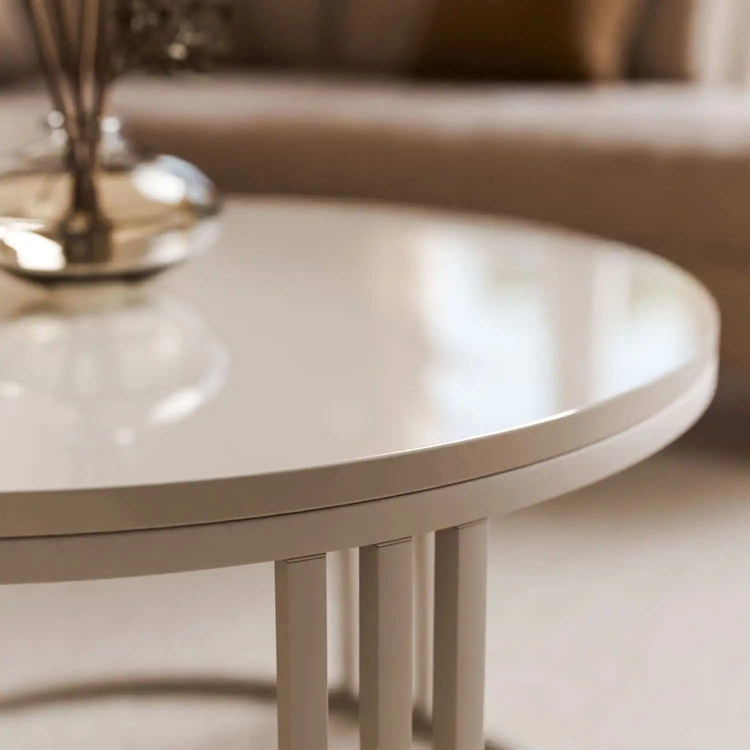 Apvalus blizgus kavos staliukas kašmyro spalvos 3D technologija pagamintas paviršius, subtiliai atspindintis šviesą ir suteikiantis erdvei prabangos.