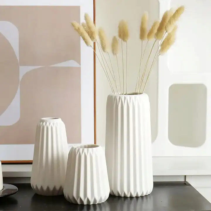 Trys keraminės vazos su sluoksniuota sulankstyta forma ir išskirtine tekstūra, modernus dizainas, tinka šviežioms arba džiovintoms gėlėms.