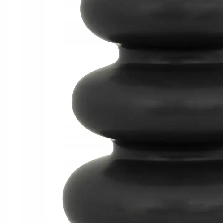 Juoda dekoratyvine keramine vaza Juodos keramikos vazos paviršius iš arti, pabrėžiant aukštos kokybės apdailą, tvirtumą ir modernų dizainą.