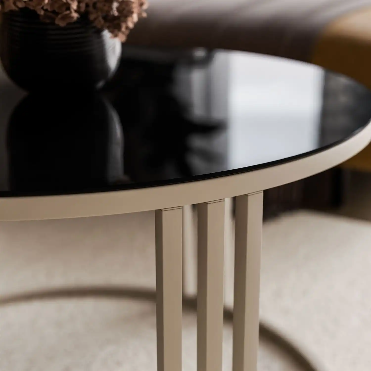 Prabangus kašmyro spalvos apvalus staliukas Kašmyro spalvos LORI staliuko rėmo vertikalūs strypai, suteikiantys konstrukcijai lengvumo ir dekoratyvumo.