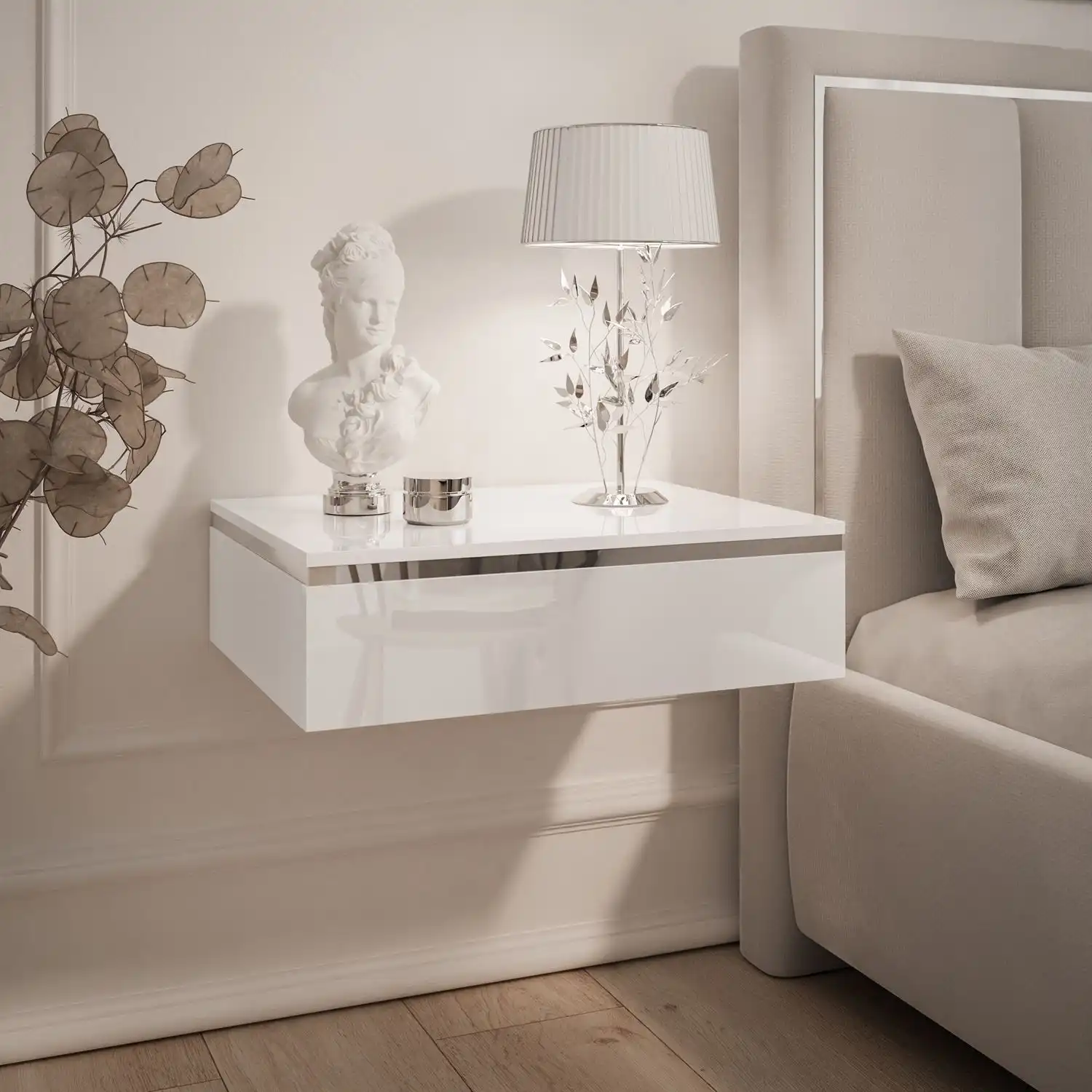 Pakabinamas RORA SILVER naktinis staliukas su blizgiu akrilo paviršiumi ir sidabrinėmis detalėmis