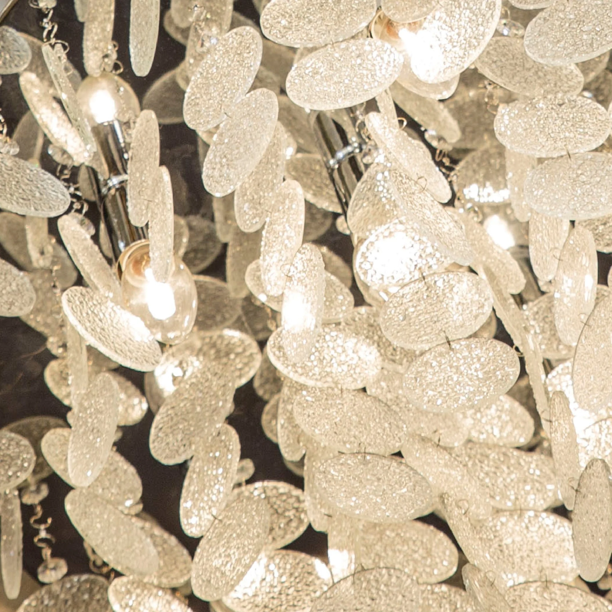 Chromuotas lubinis šviestuvas PARDO su stiklo kristalais, 8 E14 lemputėms, prabangus dizainas, 55 cm skersmens, tinkamas svetainėms ir valgomiesiems.