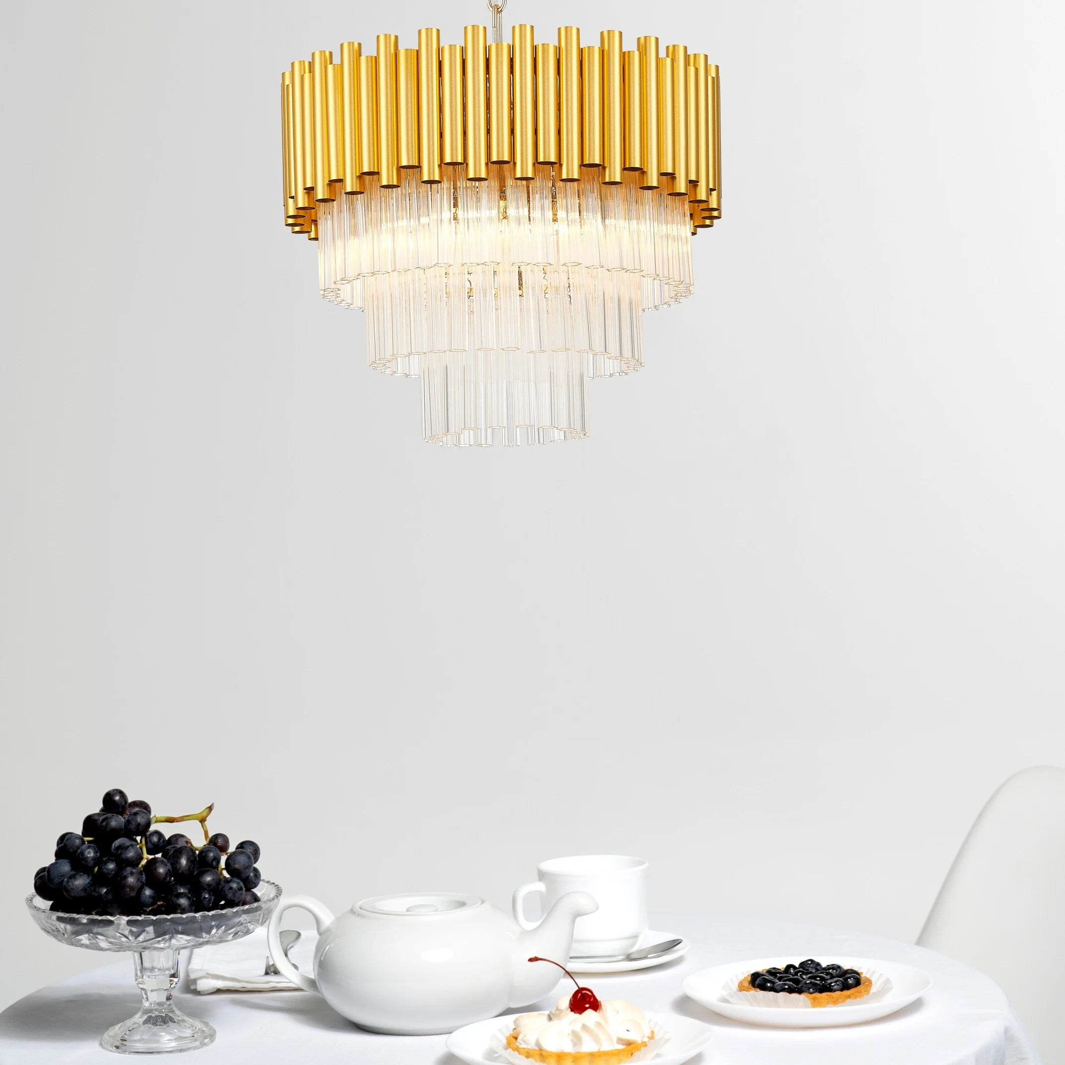 Auksinės spalvos pakabinamas šviestuvas PRIMA su keturiais šviesos taškais, stiklo ir metalo derinys, elegantiškas blizgus dizainas.